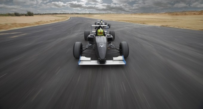 הפארק המוטורי קורם עור וגידים: שתי מכוניות ראשונות על המסלול