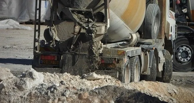 גל מעצרים: חשודים ששפכו בטון לנחל וזיהמו את הסביבה