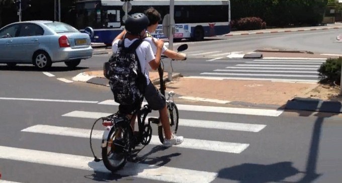 פתרון קל: במקום תשתיות, הפכו את רוכבי האופניים החשמליים לאויבים