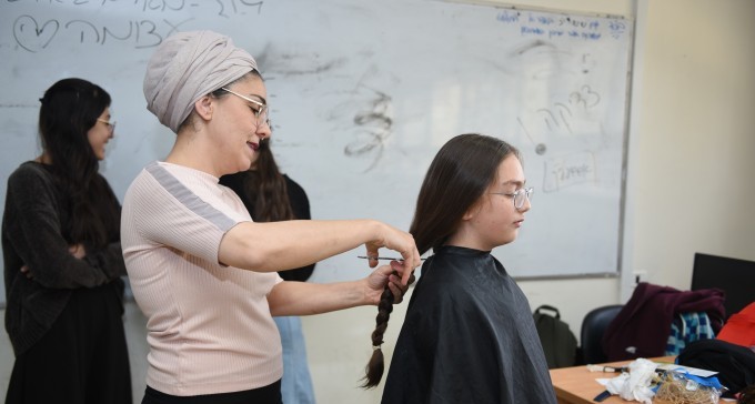 מרגש: תלמידות מבני עקיבא תרמו צמותיהן עבור פאות לחולות סרטן