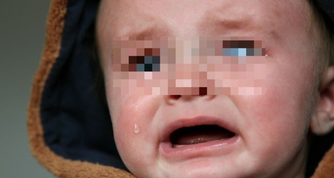 חשד: סבתא ובתה התעללו בשתי ילדות קטנות והיכו אותן