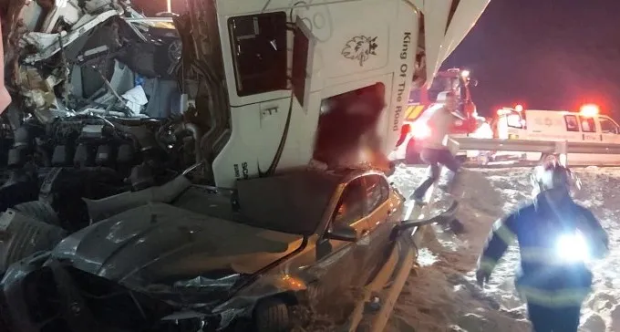 תאונה קטלנית בצומת רותם: הרוג ופצועים בהתנגשות משאיות ורכב פרטי