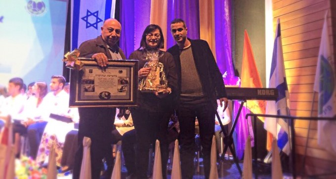 משרד החינוך העניק פרס הצטיינות ל-אג'יק, על תרומתו לדו קיום בנגב