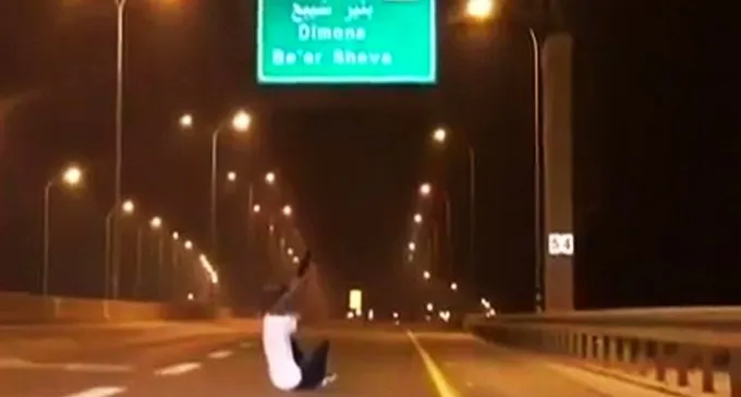 תיעוד ירי בכביש ב''ש דימונה: מסר מארגון טרור? או סתם הלצה ערוכה?