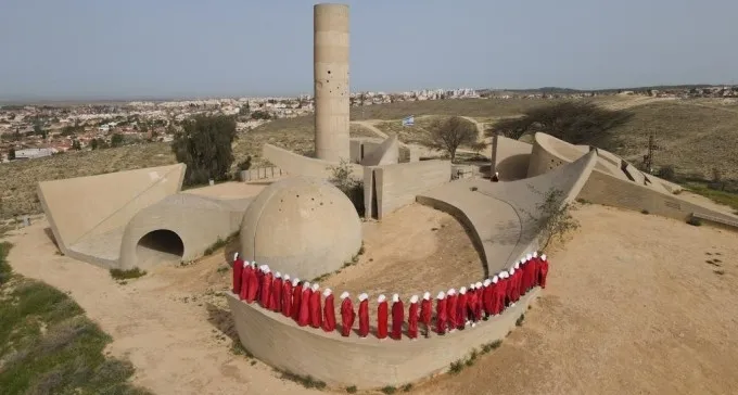 בוקר של מחאה: נשות ''סיפורה של שפחה'' באנדרטת חטיבת הנגב