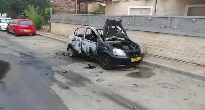 שכונה בוערת: שני רכבים הוצתו בשכונה א'