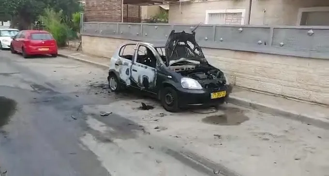 שכונה בוערת: שני רכבים הוצתו בשכונה א'