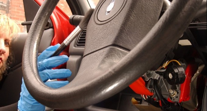 הסיע קטינות שלא הכיר, ירד לקנות להן סיגריות - והן גנבו לו את הרכב