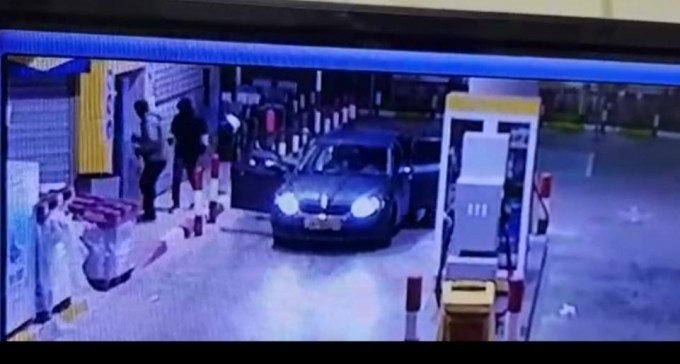 צפו: שוד בתחנת פז חובב. חשד: הרכב הגנוב - של החייל בטרנר