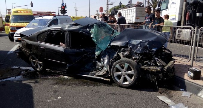 16 פצועים בתאונה בין אוטובוס לרכב פרטי ליד קניון דימונה