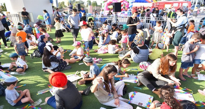 משיבים מלחמה - באהבה: ילדי הנגב שותלים עצים ומטיסים עפיפונים