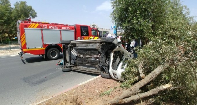 רכב התהפך ליד עיריית ב''ש, שד' רגר נסגר לתנועה