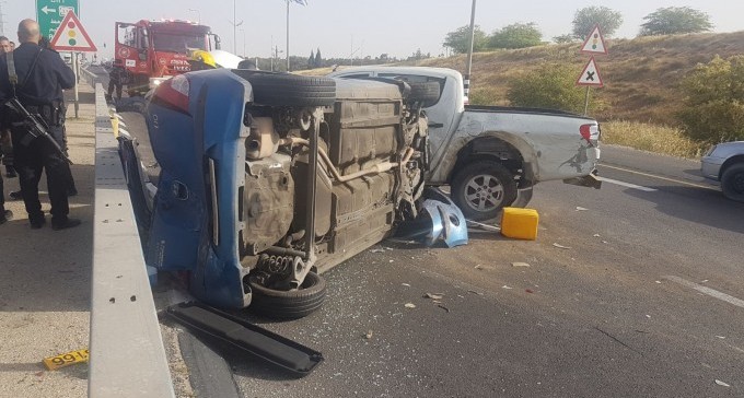 תאונה בצומת להבים: פצוע חולץ מרכב