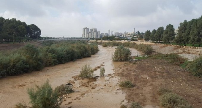 צפו: נחל באר שבע התעורר לחיים בזרם מים אדיר