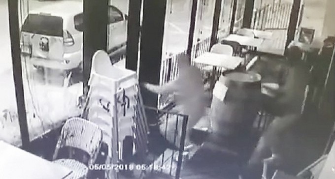 צפו: פריצה למסעדה בב''ש, לאור היום ובלב העיר