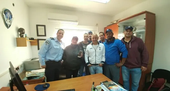''הקורבן המועדף שלי - בחורות ששומעות מוסיקה עם אוזניות''