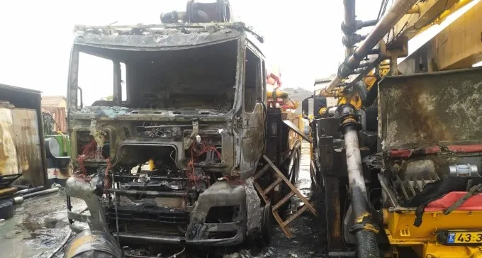 אירוע חמור: משאיות ומחסנים הוצתו במושב גילת