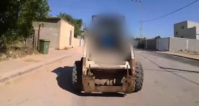 צפו: בן 11 נוהג בטרקטור במרכז היישוב