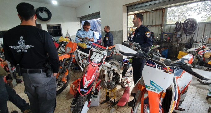 אופנועים מזויפים בחיפוש במוסך בלתי מורשה בתל שבע