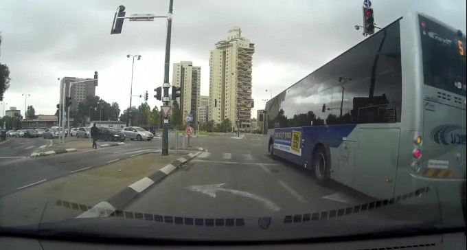 צפו: נהג דן באר שבע חוצה צומת באור אדום