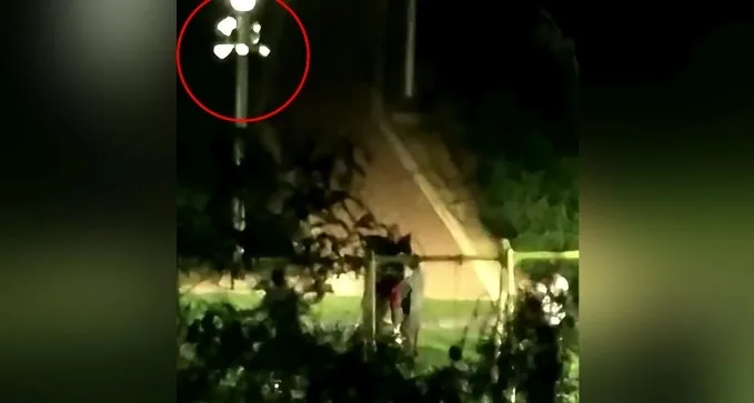 אפס הרתעה: משחיתים ציוד בגן ציבורי - לעיניי מצלמות האבטחה (תיעוד)