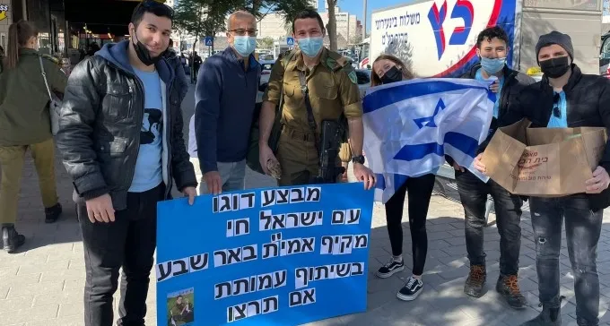 ''אוכל פלאפל לזכר הניצחון על הנאצים''