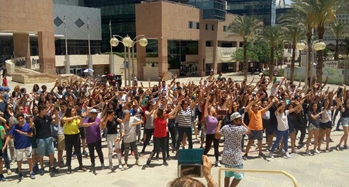 מאות רקדנים בשניה: 