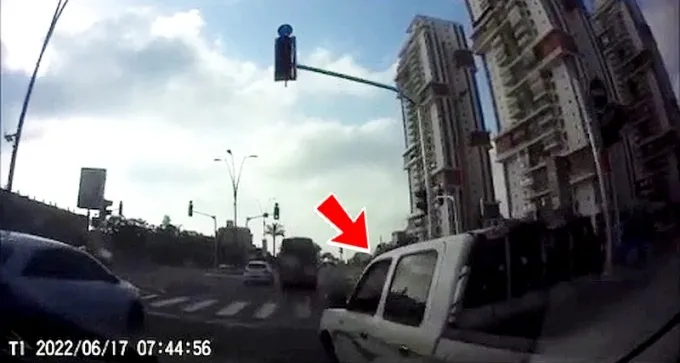 צפו: נהג פוגע ובורח בכביש המסוכן של באר שבע