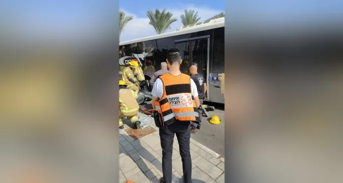 אופנוען נמחץ למוות מתחת לאוטובוס