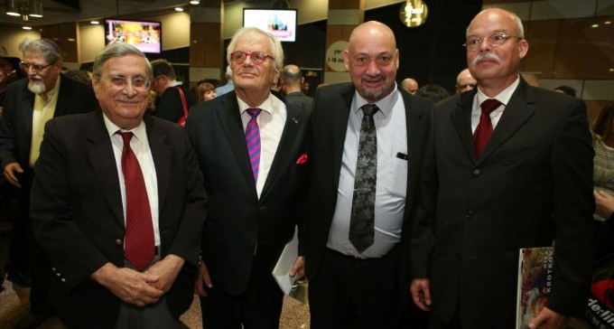 מה קורה כששגריר מאסטרו ושופט בדימוס נפגשים?