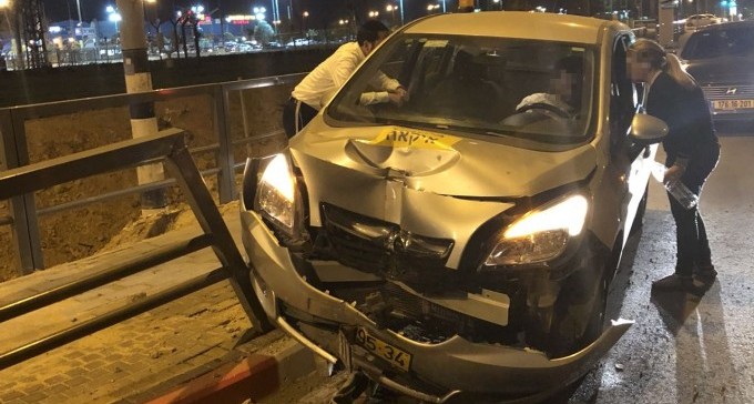 תאונה בין שני כלי רכב סמוך לאיקאה