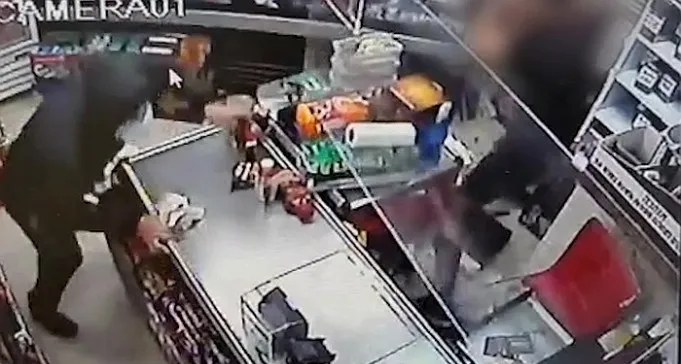 צפו: גבר שודד באלימות קטין עובד מכולת