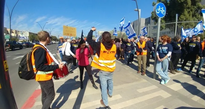 ''דמוקרטיה או מרד'': כ-200 סטודנטים הפגינו בשד' רגר (תיעוד)