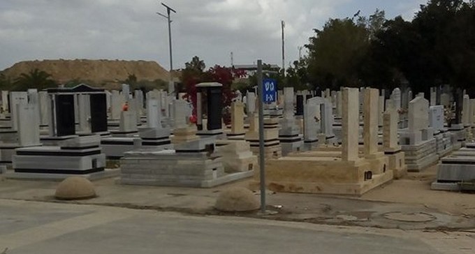 עושה המצוות המסתורי: הצעיר שמטפל בקברים הנטושים בבית העלמין בב''ש