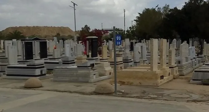 עושה המצוות המסתורי: הצעיר שמטפל בקברים הנטושים בבית העלמין בב''ש