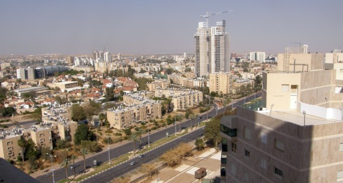 בבאר שבע משתכרים חצי מתל אביב, וגם מבזבזים פחות