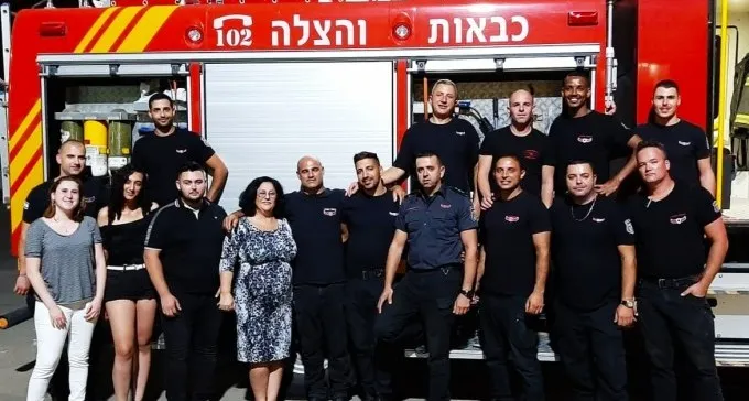 לוחמי אש עם נשמה: תחנת כיבוי ב''ש אירחה חיילים בודדים לארוחת חג