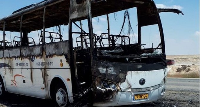 אוטובוס עלה באש ליד עיר הבה''דים