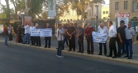 צפו / בפנים: שלום חנוך, בחוץ: הפגנה של ועדת המעקב הערבית