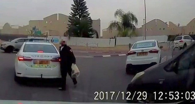 מכעיס: רכב פיקוח גם עוצר באמצע הדרך וגם משמש לקניות