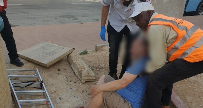 אופקים: חיפש בקבוקים - ונפל לתוך פח מוטמן