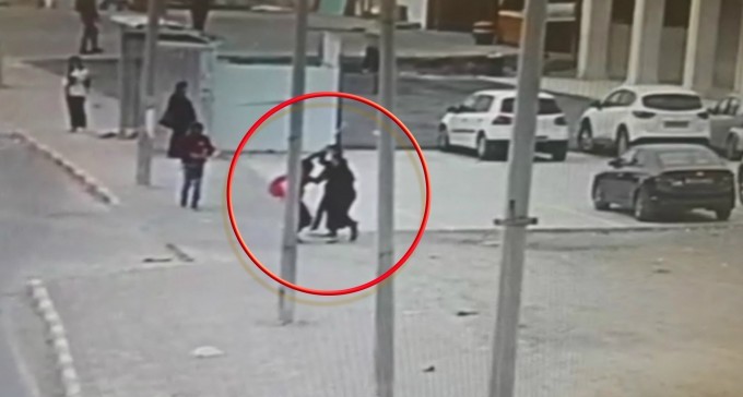 צפו: נשים מכות נערות ברהט - ונעצרות על ידי שוטרים סמויים