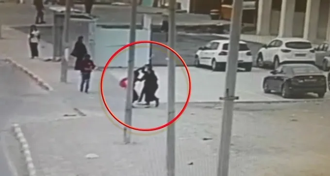 צפו: נשים מכות נערות ברהט - ונעצרות על ידי שוטרים סמויים