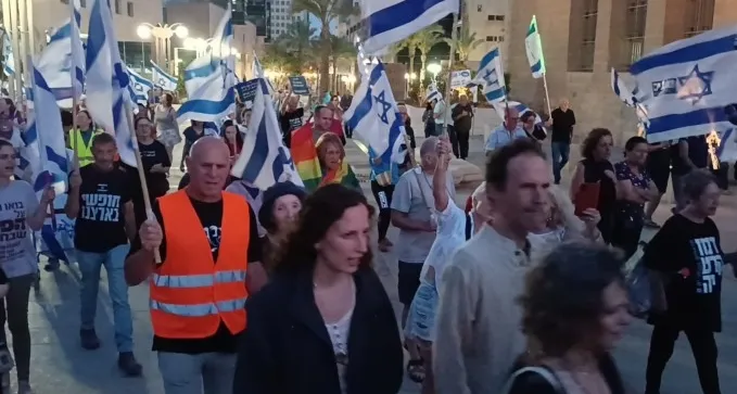מאות צעדו בבאר שבע בשבוע ה-20 למחאה נגד הרפורמה במשפט (תיעוד)