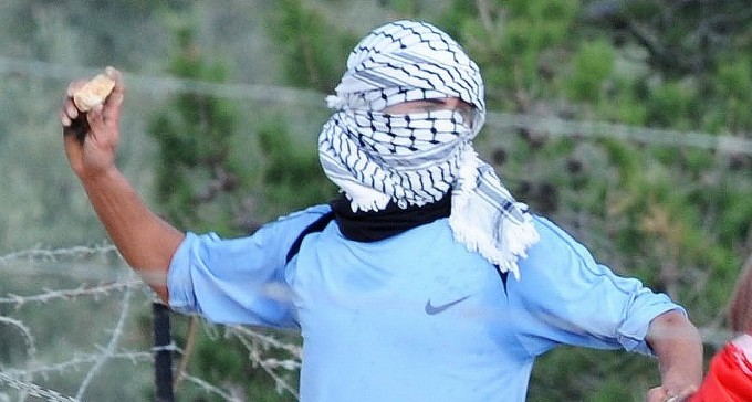 עימותים בין המשטרה לבין רעולי פנים 