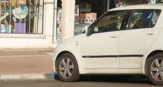 כל בית אב באזורי חניה בתשלום בב''ש יקבל 3 תווי חניה