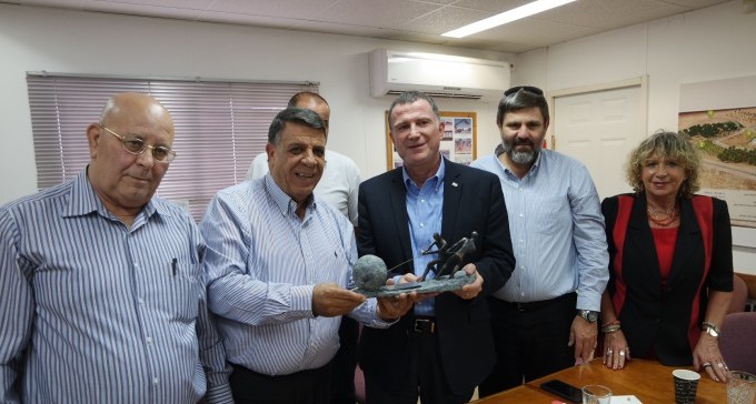 מה בין נאות חובב לכנסת ישראל