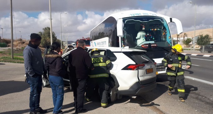 תאונה בכניסה לדימונה: רכב פרטי התנגש באוטובוס
