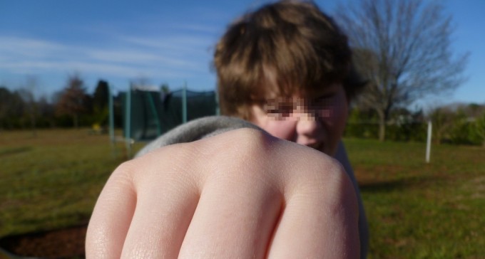 תלמיד תיכון בב''ש התעצבן על המורה - והביא לה ''ראסייה''