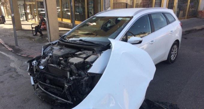 צפו בתאונה: לא מציית לתמרור, יכול היה לגרום לאסון גדול